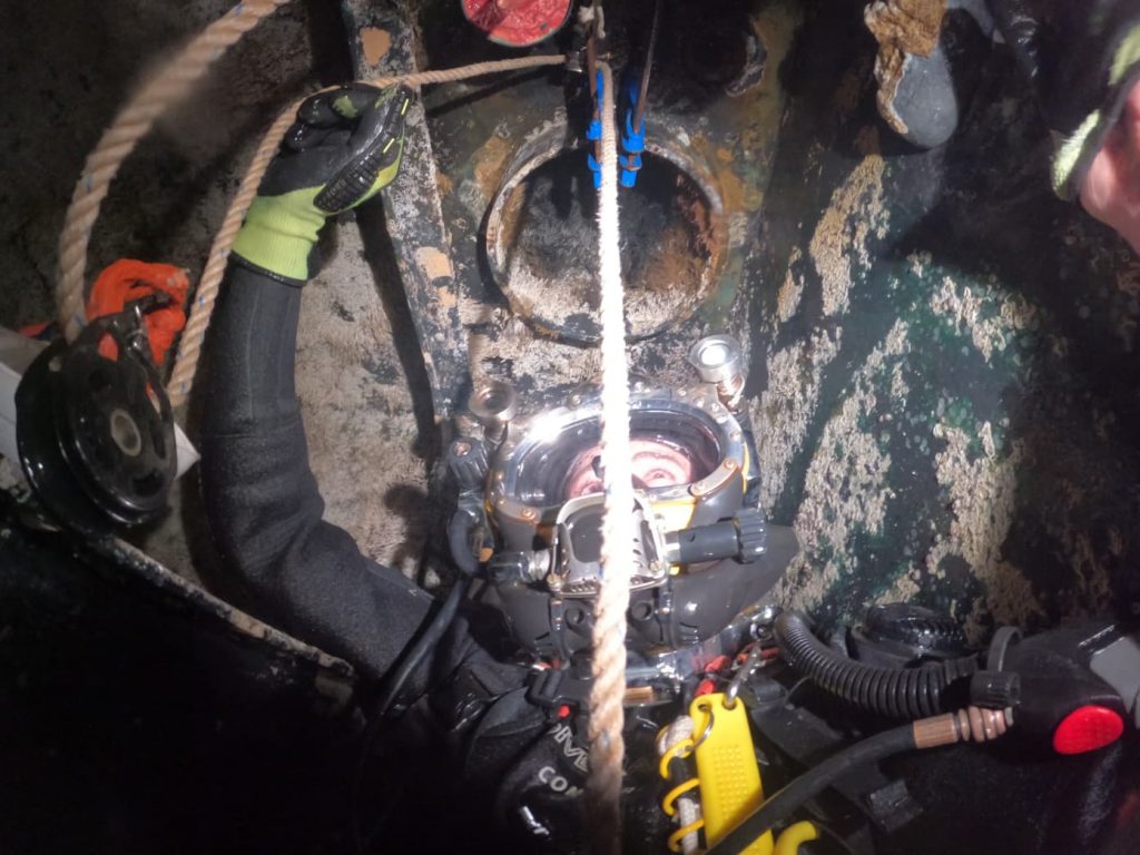 Cambio de ánodos de sacrificio en un Megayate - Mar de Fons Marine Services